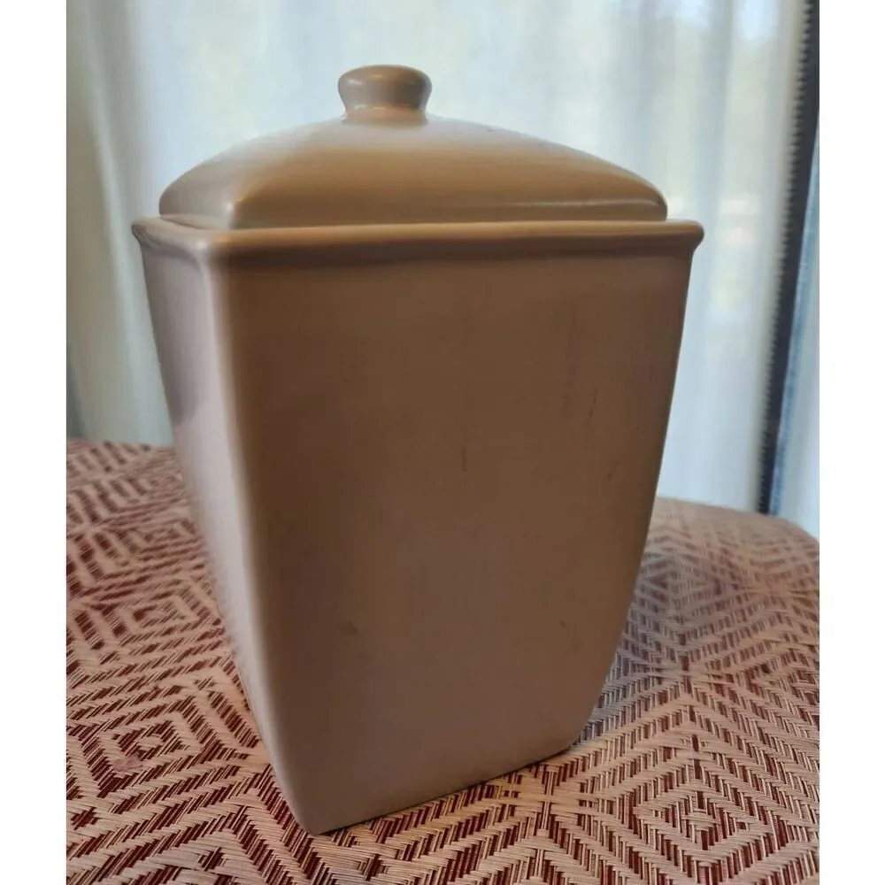 Lilly ceramic candle. Vanilla flower scent